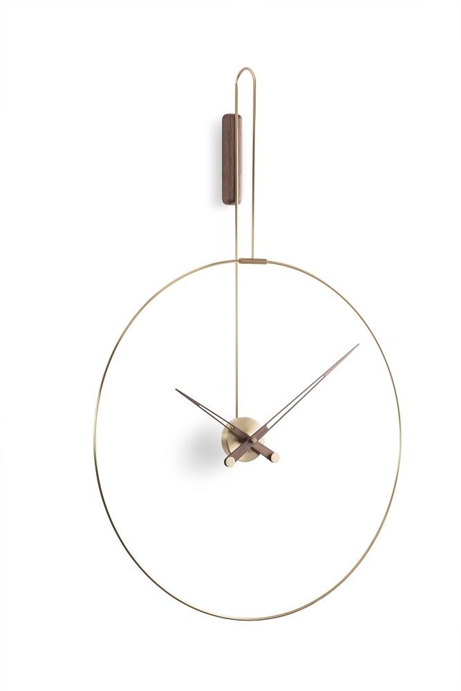 Daro Clock: Moderne Wanduhr von Nomon mit goldenem Rahmen und Holzdetails.